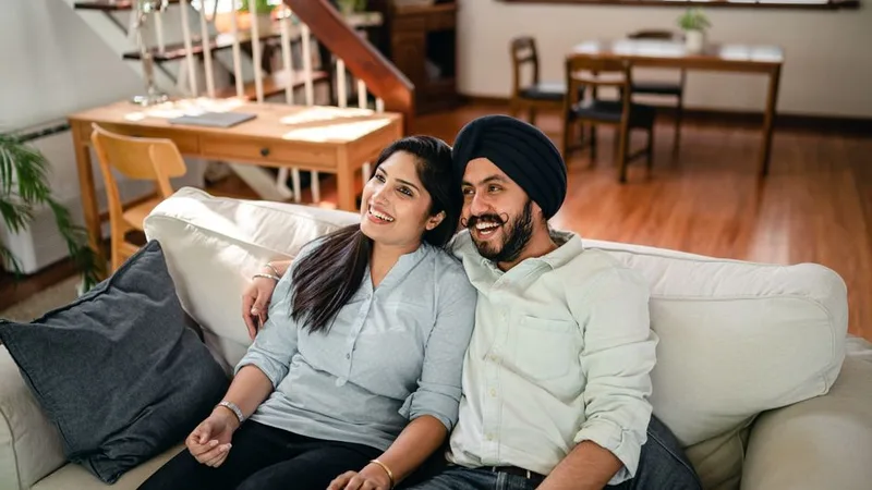 Casal curtindo som em casa