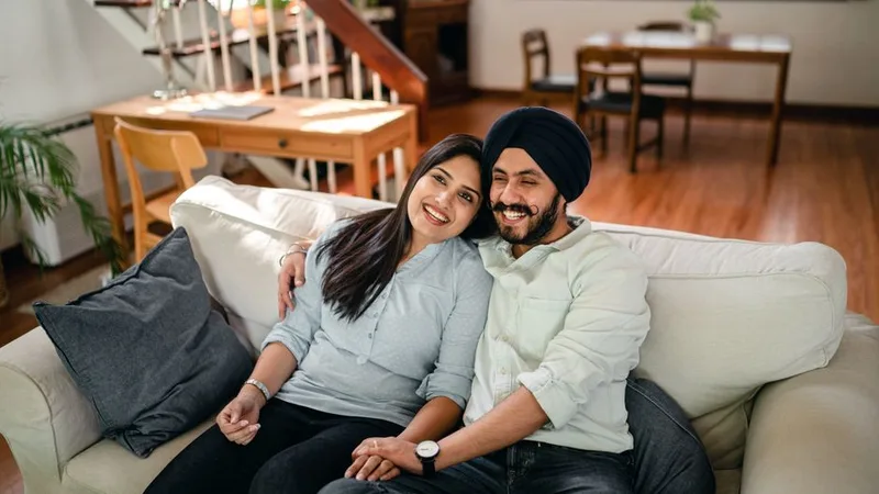 Casal curtindo som em casa