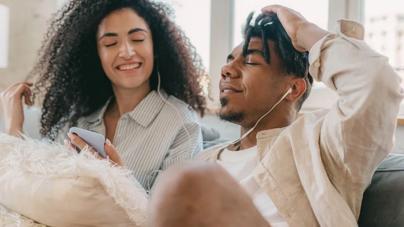 Casal curtindo som em casa