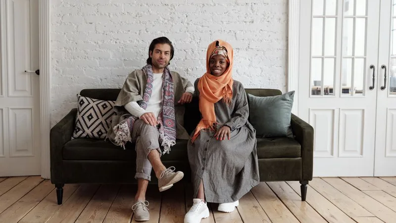 Casal curtindo som em casa