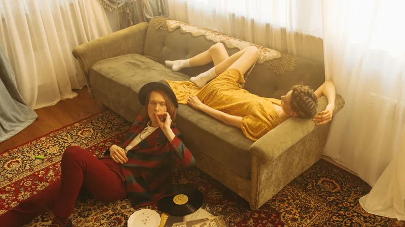 Casal curtindo som em casa