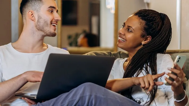Casal curtindo som em casa
