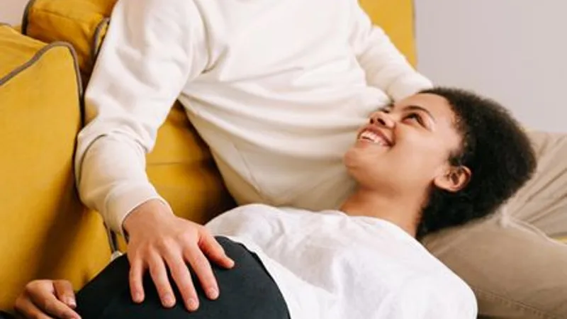 Casal curtindo som em casa