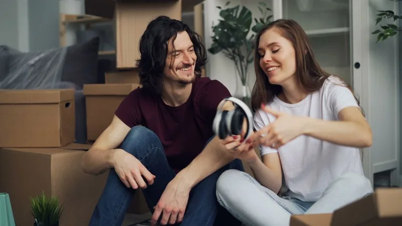 Casal curtindo som em casa