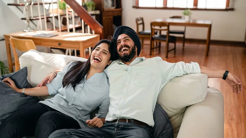 Casal curtindo som em casa