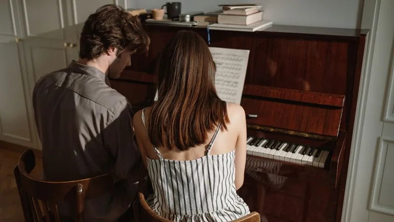 Casal curtindo som em casa