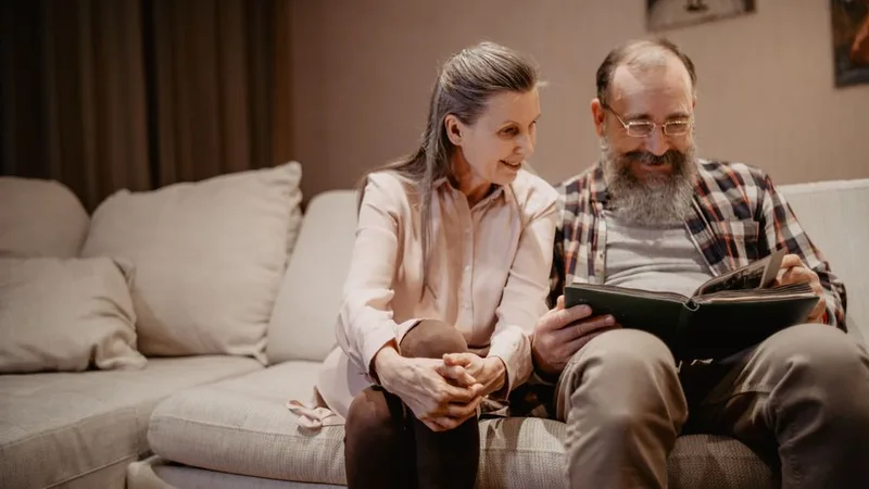 Casal curtindo som em casa