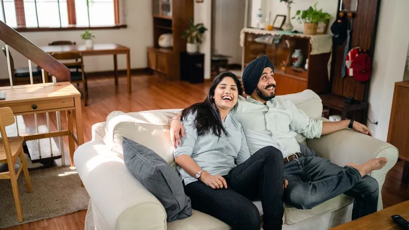 Casal curtindo som em casa