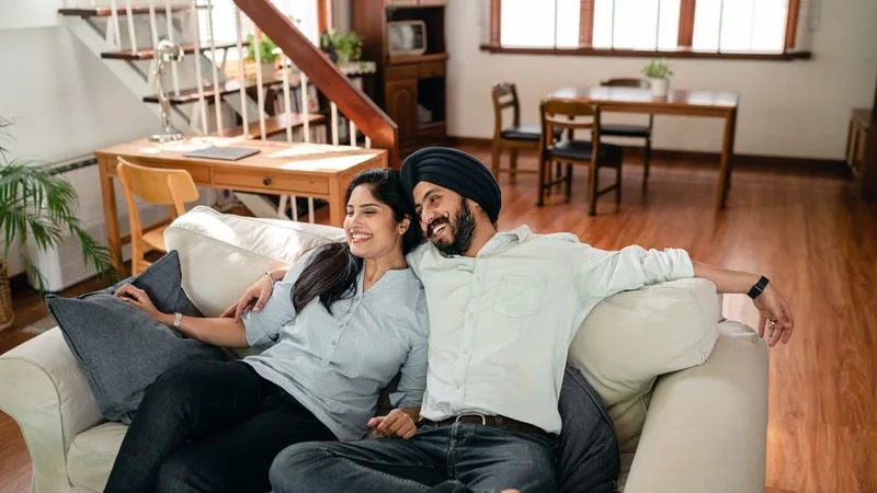 Casal curtindo som em casa