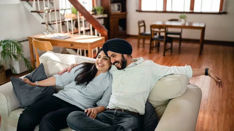 Casal curtindo som em casa