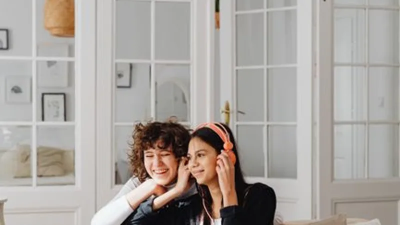 Casal curtindo som em casa